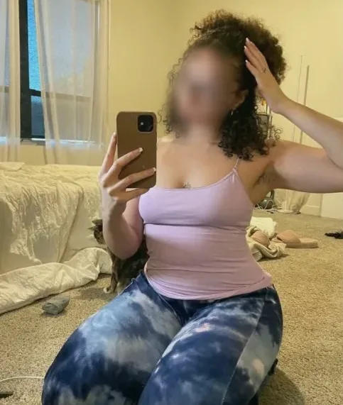 Lilly, 32