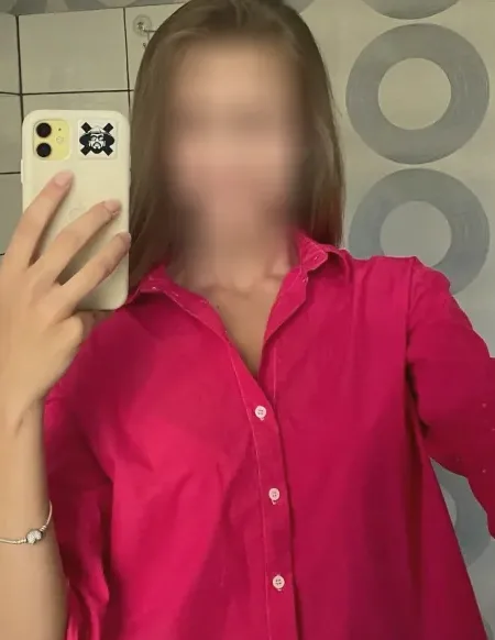 Manuela, 27